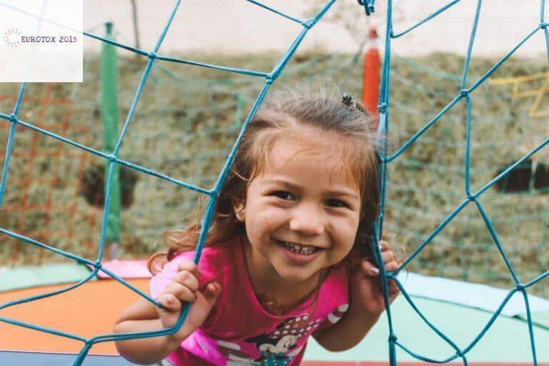 niña divertida