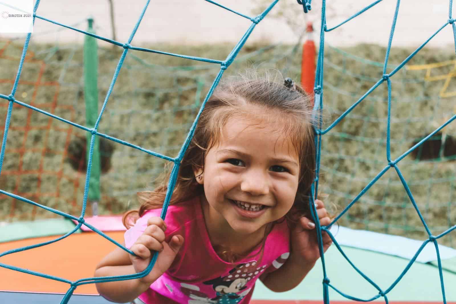 niña divertida