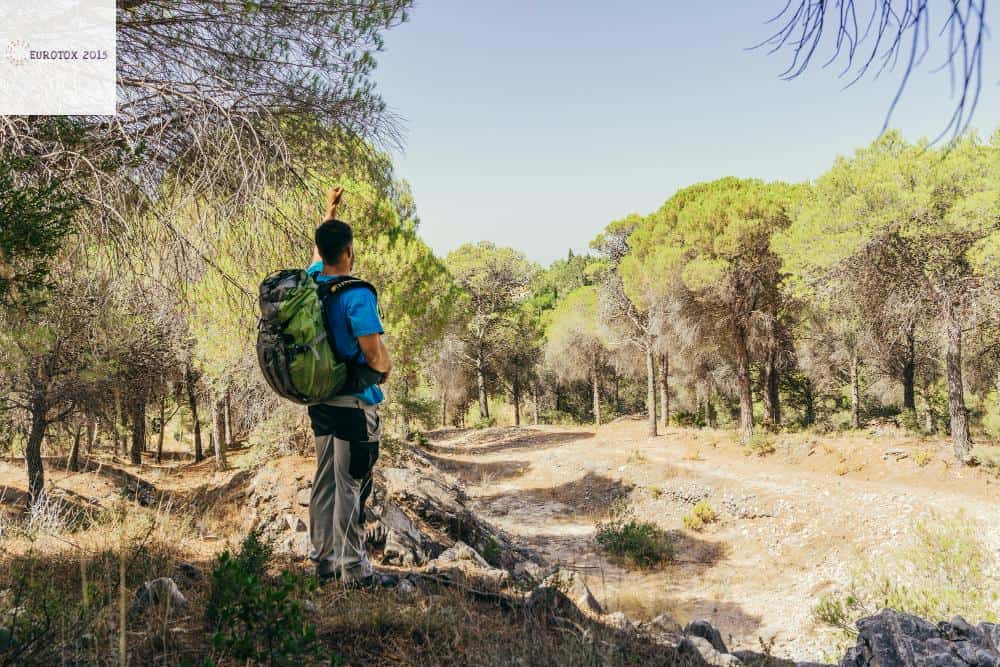 hombre en el camino