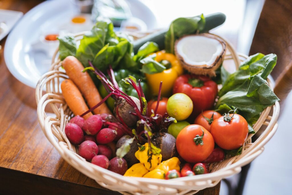 Cesta con verduras y hortalizas frescas para una alimentación equilibrada sin dieta detox