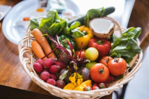 Cesta con verduras y hortalizas frescas para una alimentación equilibrada sin dieta detox