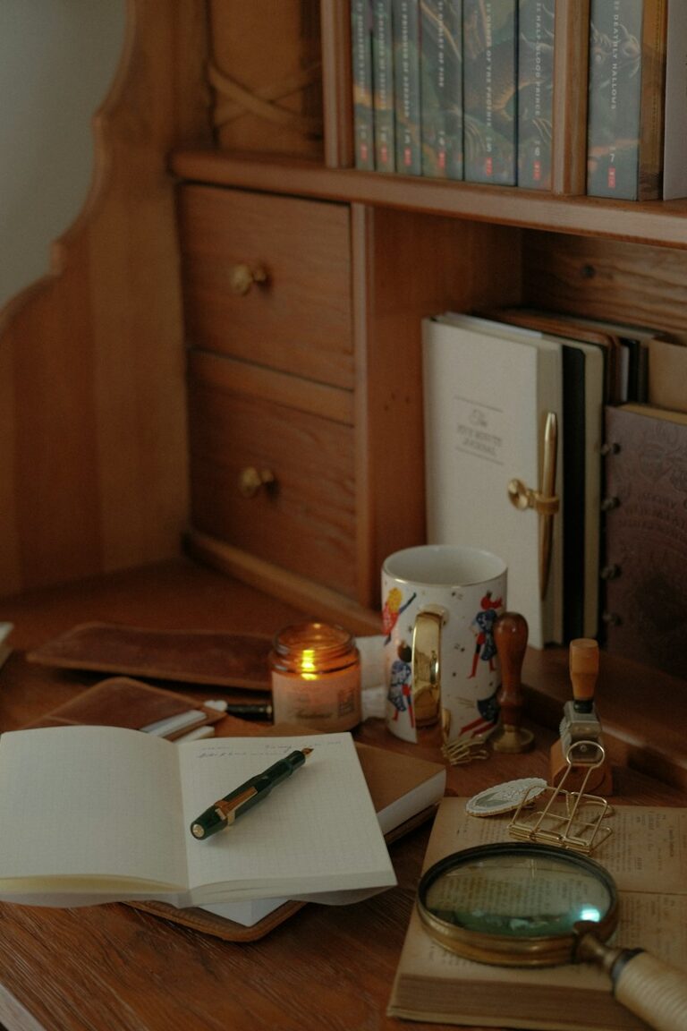 Estantería con libros y un cuaderno abierto con luz cálida